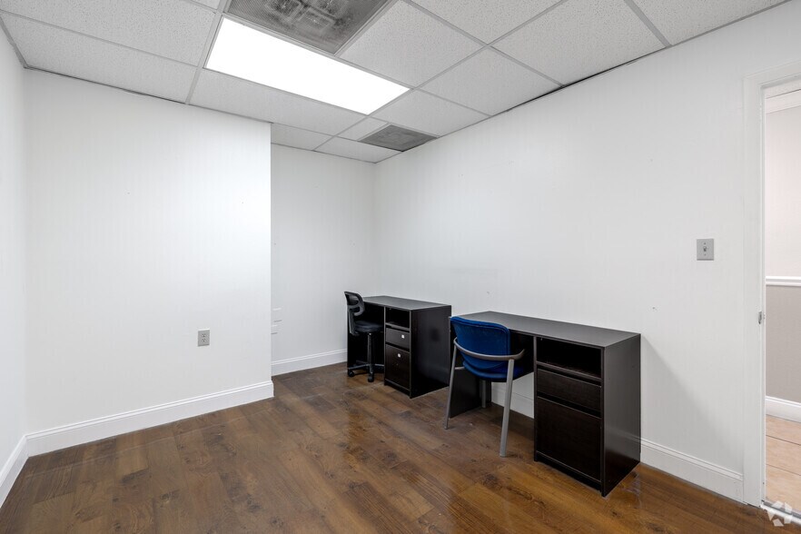 More Photos Of 1000-1026 Savage Ct, Longwood Showroom For Lease