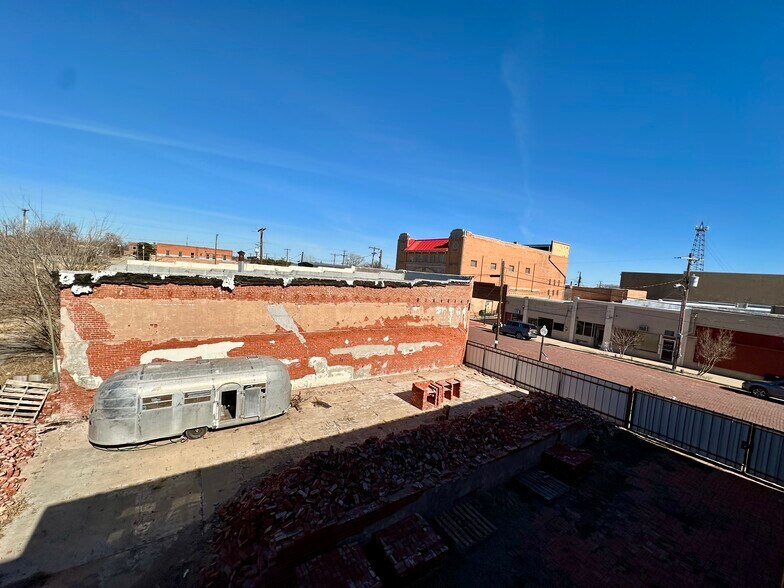 More Photos Of 101 N Waggoner St, Electra Flex For Sale