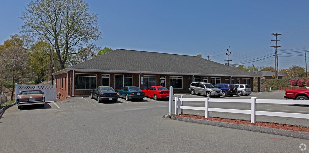 More Photos Of 811-813 S Oakland St, Gastonia Medical For Lease