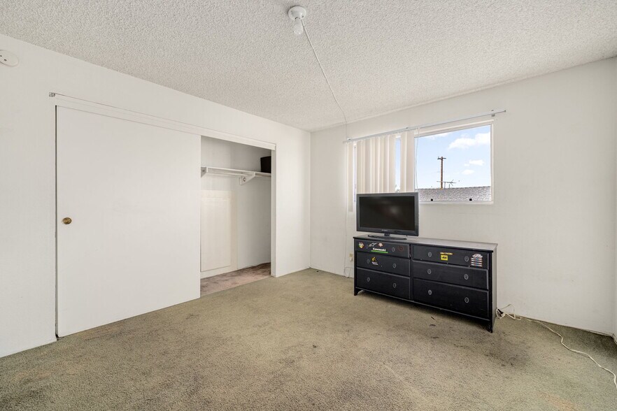 More Photos Of 1070 Freeman Ave, Long Beach Apartments For Sale