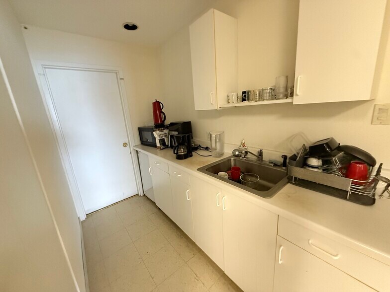 More Photos Of 537 N Wolf Rd, Wheeling Warehouse For Lease