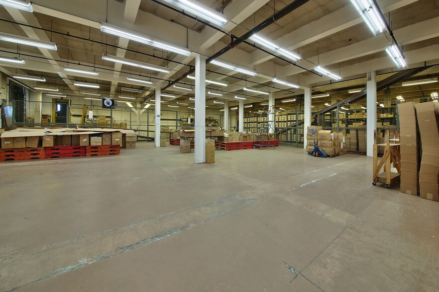 More Photos Of 247-255 Montee De Liesse, Montréal Warehouse For Lease