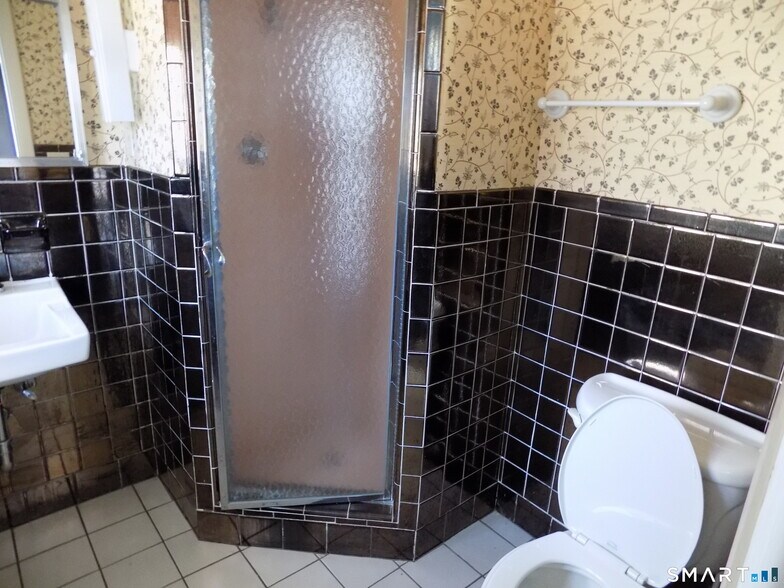 More Photos Of 85 Beleden Gardens Dr, Bristol Medical For Sale
