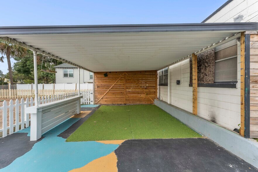 More Photos Of 1352 N Main St, Jacksonville Auto Dealership For Lease