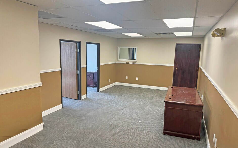 More Photos Of 24450 Evergreen Rd, Southfield Office For Sale