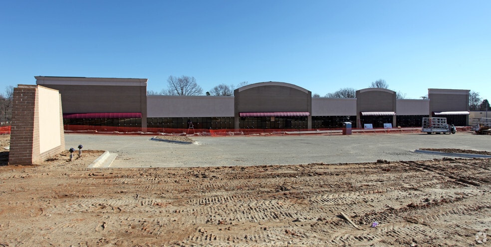 More Photos Of 2703 W Gate City Blvd, Greensboro Freestanding For Lease