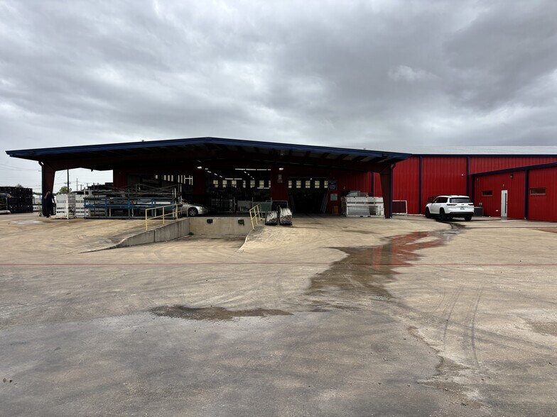 More Photos Of 205 Mustang Cv, Taylor Warehouse For Sale