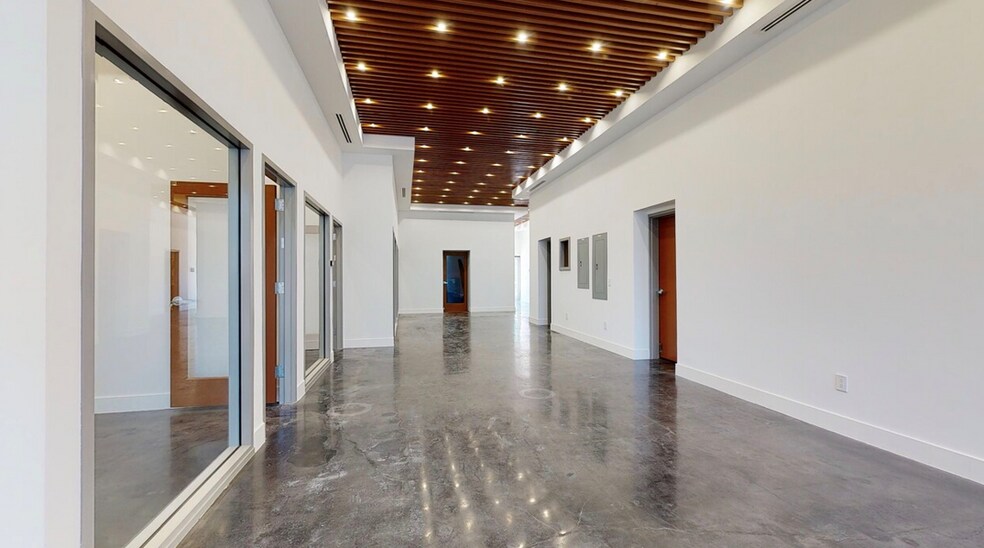 More Photos Of 5325 Topanga Canyon Blvd, Woodland Hills Office Residential For Lease