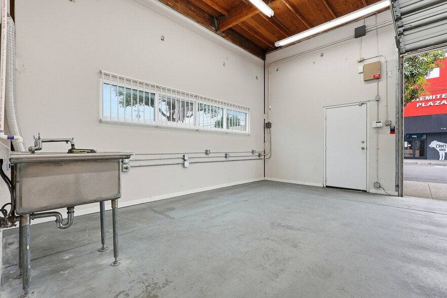 More Photos Of 1555 Yosemite Ave, San Francisco Warehouse For Sale