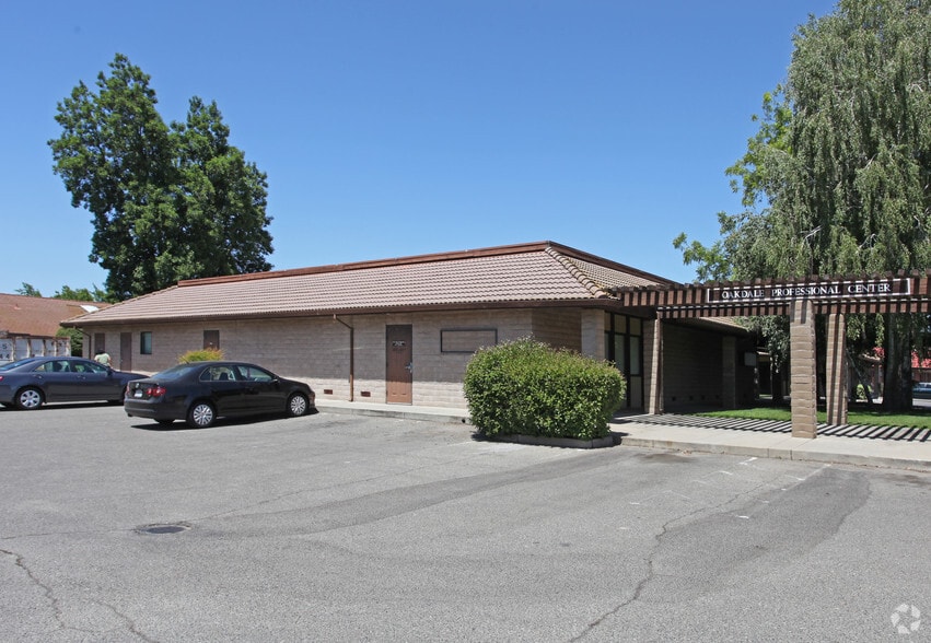 More Photos Of 190-250 S Oak Ave, Oakdale Unknown For Lease