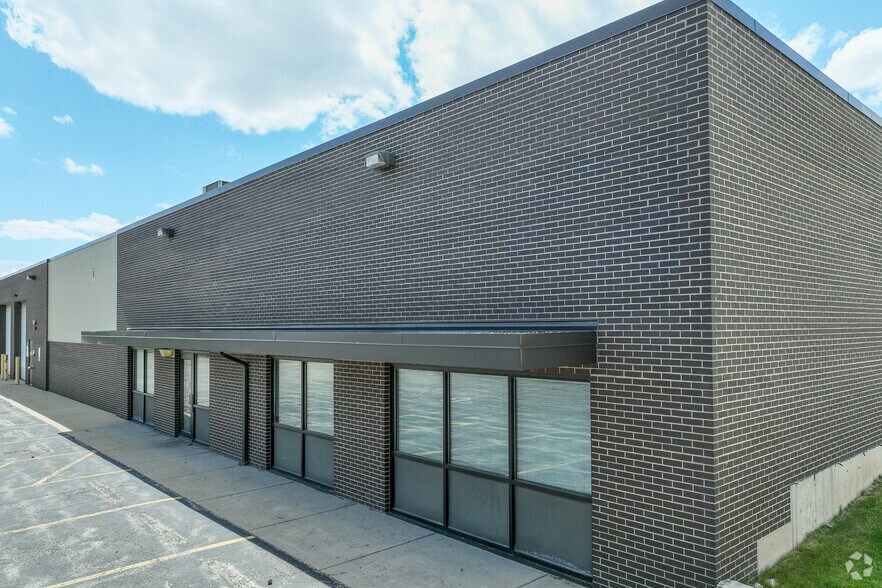 More Photos Of 220 Poplar Pl, North Aurora Warehouse For Lease