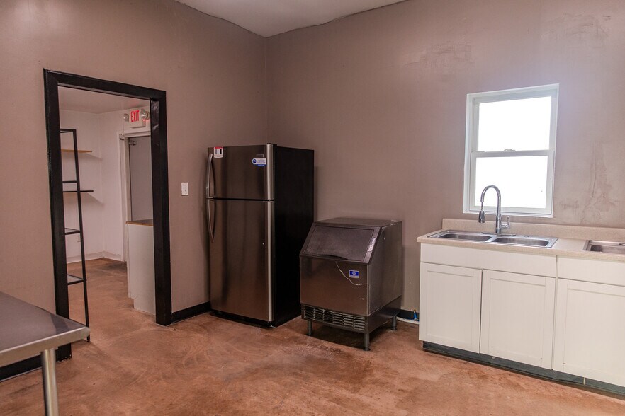 More Photos Of 1402 Bear St, Madison Specialty For Sale