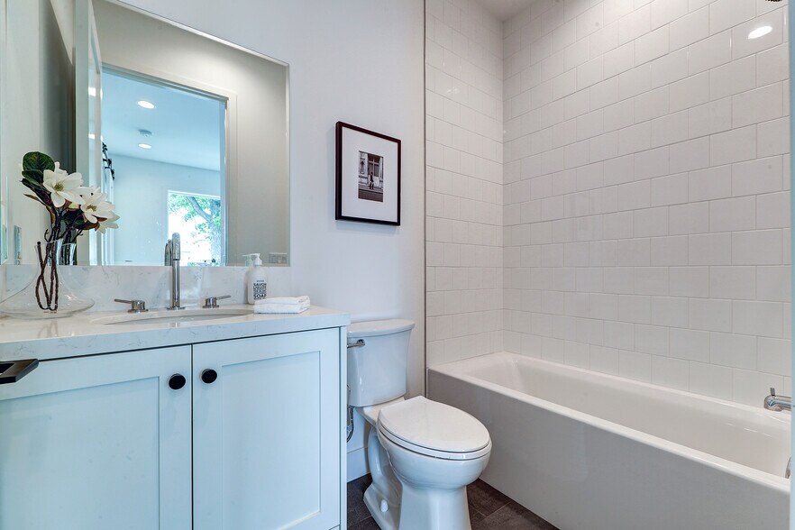 More Photos Of 1445-1447 S Redondo Blvd, Los Angeles Apartments For Sale