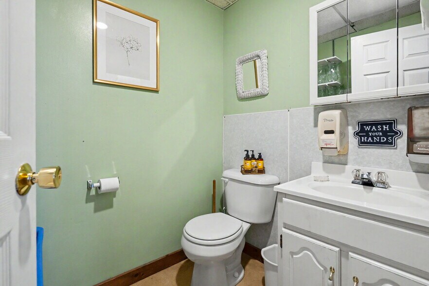 More Photos Of 11 Turnpike St, Jaffrey Freestanding For Sale
