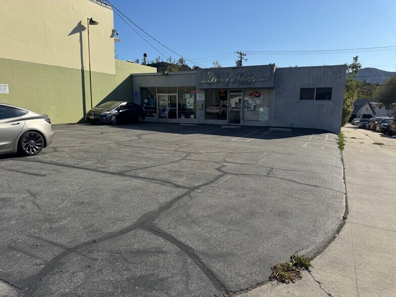 More Photos Of 1558 Victory Blvd, Glendale Office For Sale