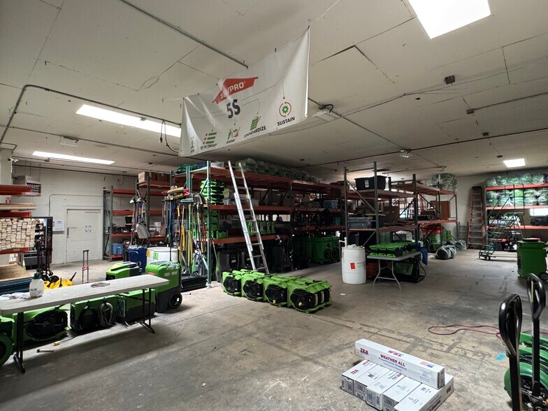 More Photos Of 215 W Ash St, Fallbrook Light Distribution For Lease