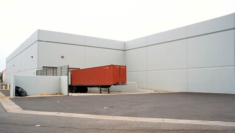 More Photos Of 860 Sandhill Ave, Carson Warehouse For Lease