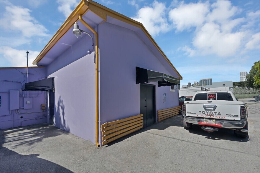 More Photos Of 1517 E Las Olas Blvd, Fort Lauderdale Bar For Lease