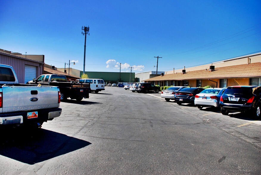More Photos Of 1455-1463 W Center St, Orem Showroom For Lease