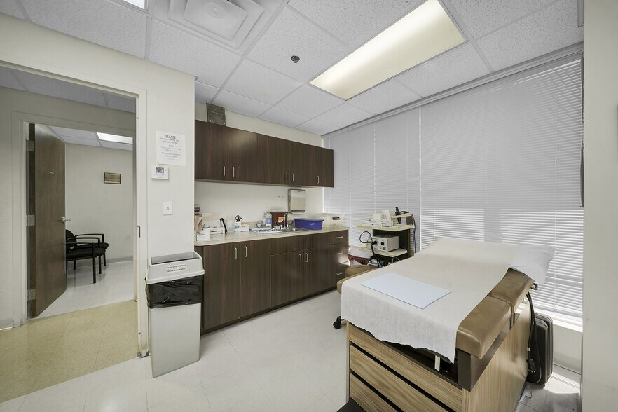 More Photos Of 350 N Pine Island Rd, Plantation Medical For Lease
