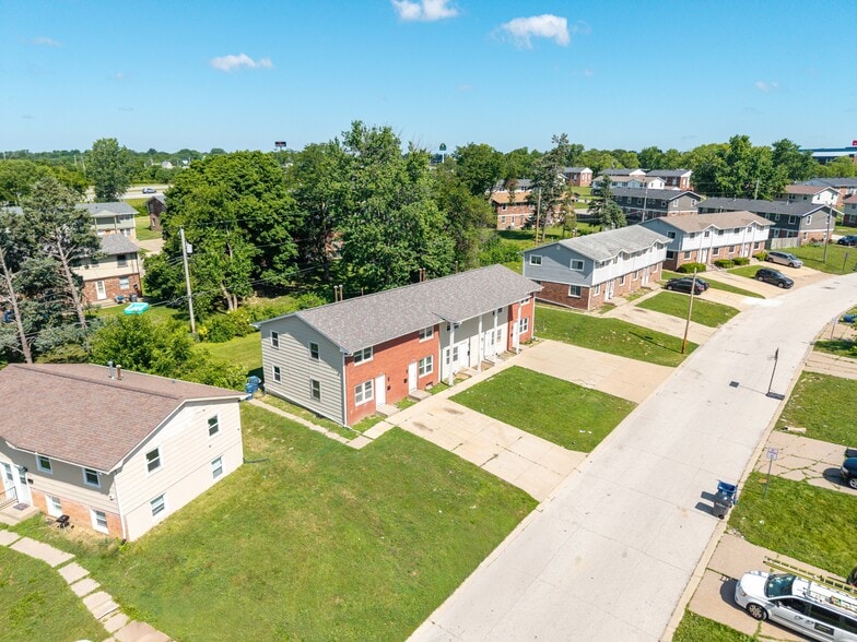 More Photos Of 2704-2712 Magnolia Dr, Bettendorf Apartments For Sale