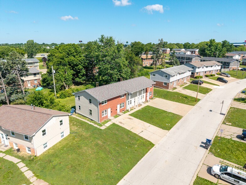 More Photos Of 2704 Magnolia Dr, Bettendorf Multifamily For Sale