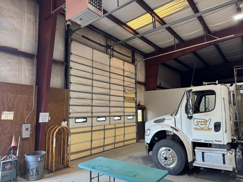 More Photos Of 100 Industrial Park Rd, Forsyth Warehouse For Lease