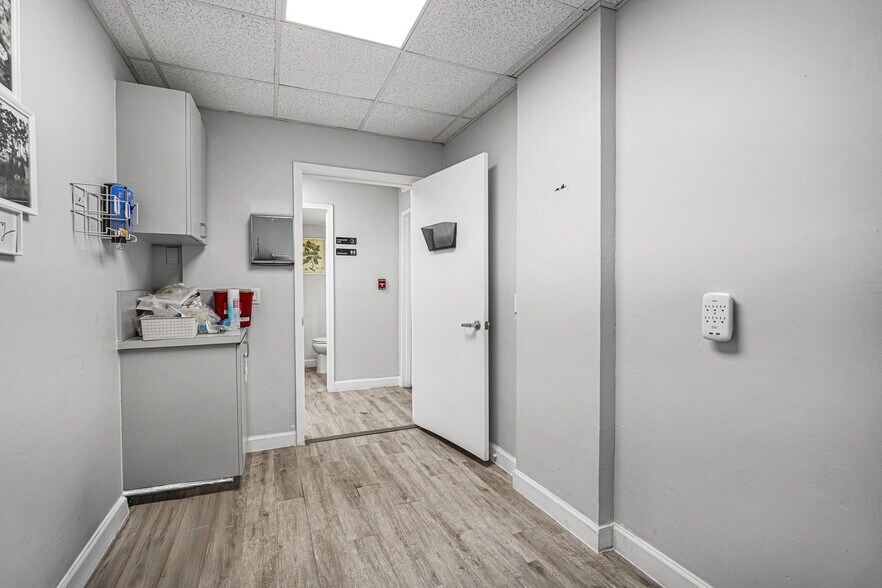 More Photos Of 2645 SW 37th Ave, Miami Medical For Sale