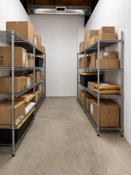 More Photos Of 600 S 1st St, Rogers Warehouse For Lease