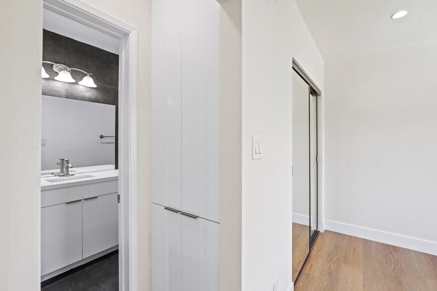 More Photos Of 2001 Penmar Ave, Venice Apartments For Sale