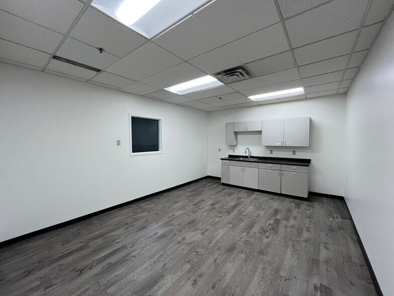 More Photos Of 1010 Aldrin Dr, Eagan Warehouse For Lease