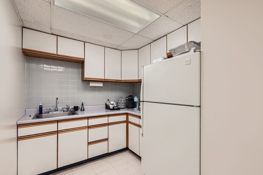 More Photos Of 271-285 E Helen Rd, Palatine Light Distribution For Sale