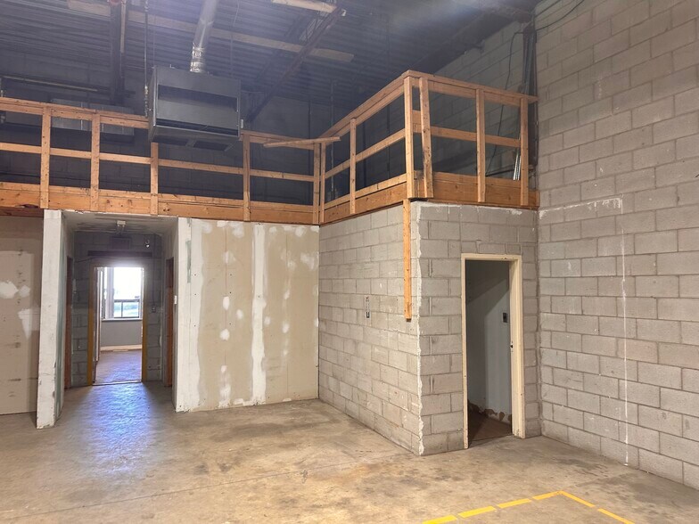 More Photos Of 1707 Sismet Rd, Mississauga Service For Lease