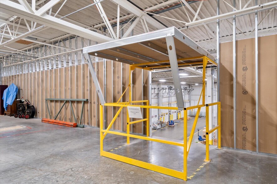 More Photos Of 2101 O'Neil Rd, Hudson Warehouse For Lease