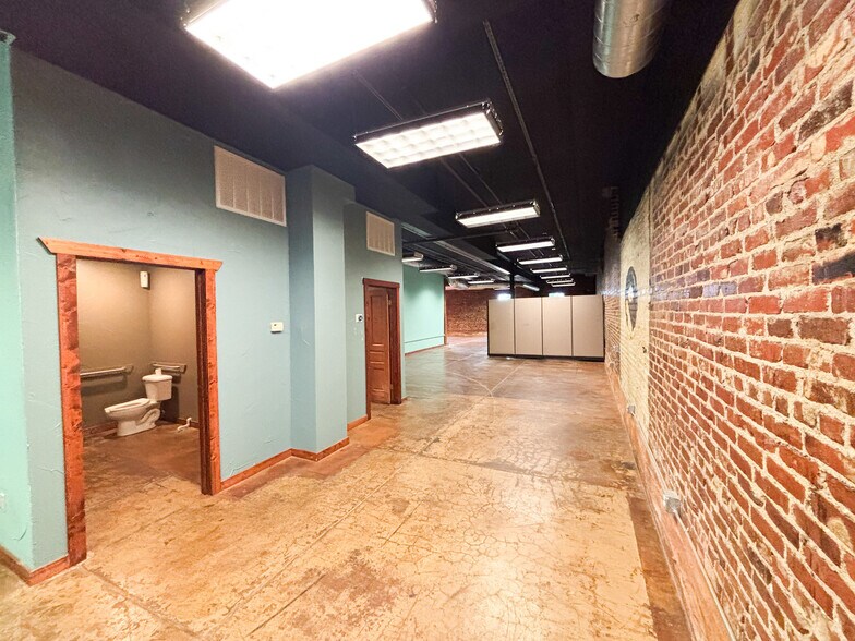 More Photos Of 509 W Olive St, Springfield General Retail For Sale