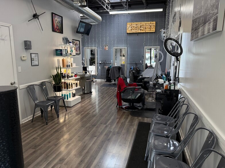 More Photos Of 1 S Liberty St, Elgin Flex For Sale
