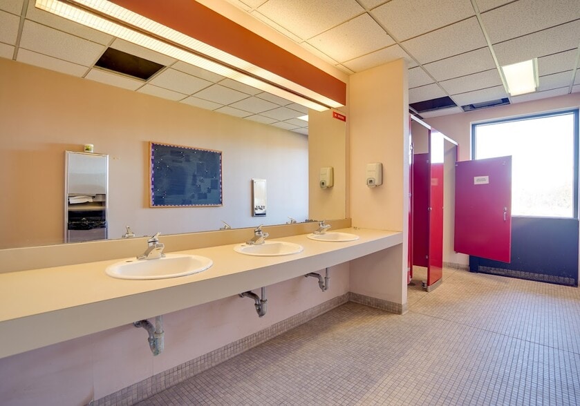 More Photos Of 275 Portsmouth Ave, Stratham Light Manufacturing For Sale