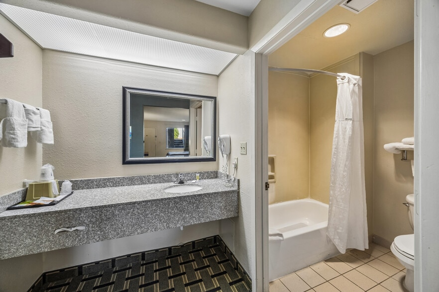 More Photos Of 1931 East Fwy, Baytown Hotel For Sale