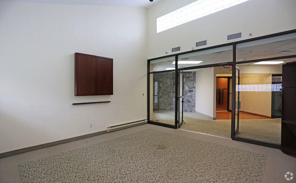 More Photos Of 60 E Jefryn Blvd, Deer Park Warehouse For Lease