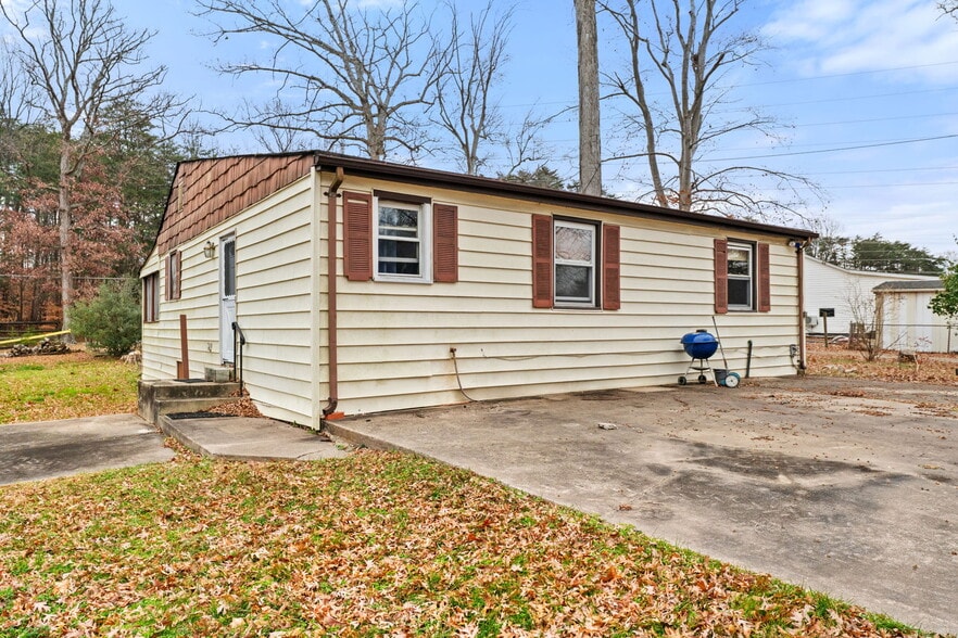 More Photos Of 8906 Hooes Rd, Lorton Specialty For Sale