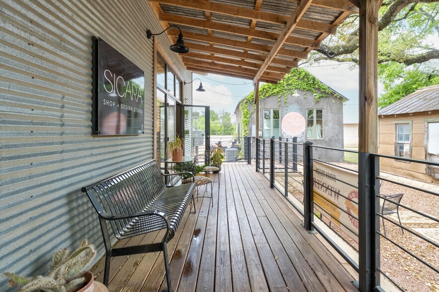 More Photos Of 330 W Mercer St, Dripping Springs Freestanding For Lease