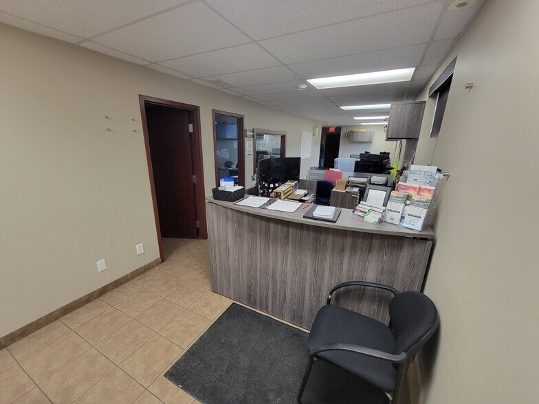 More Photos Of 559 Okanagan Av E, Penticton Manufacturing For Sale