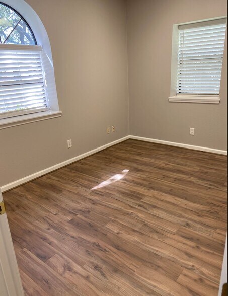 More Photos Of 404 Newport Blvd, League City Flex For Sale
