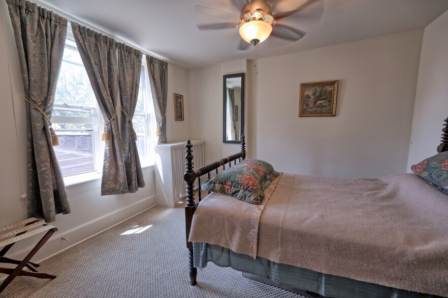 More Photos Of 511 Warren St, Hudson Storefront Retail Residential For Sale