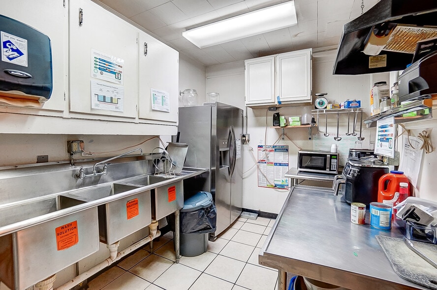 More Photos Of 3475 Mechanicsburg Rd, Springfield Bar For Sale