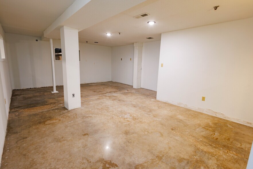 More Photos Of 21 W Mountain St, Fayetteville Storefront Retail Office For Lease