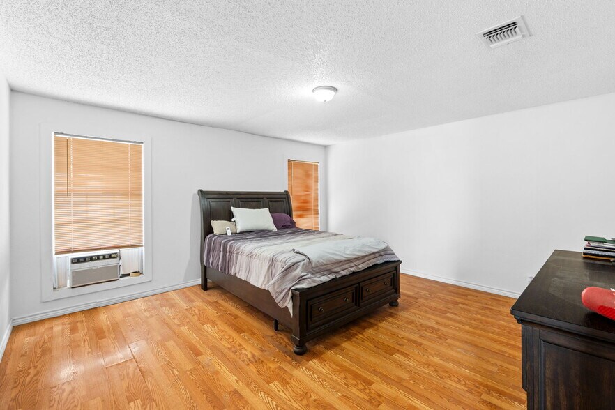More Photos Of 1103 Pleasanton Rd, San Antonio Storefront Retail Residential For Sale