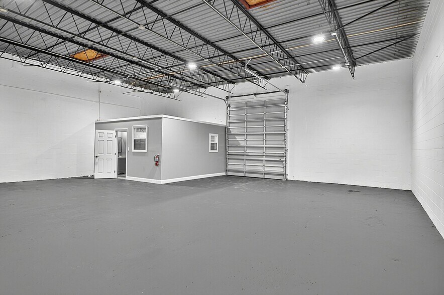 More Photos Of 4926 Old Winter Garden Rd, Orlando Warehouse For Lease