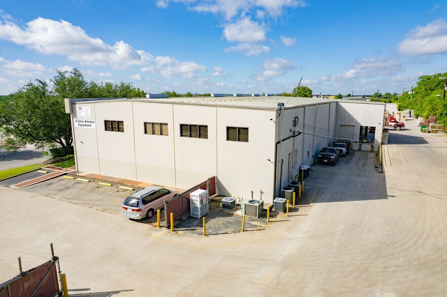 More Photos Of 16119 College Oak, San Antonio Showroom For Lease