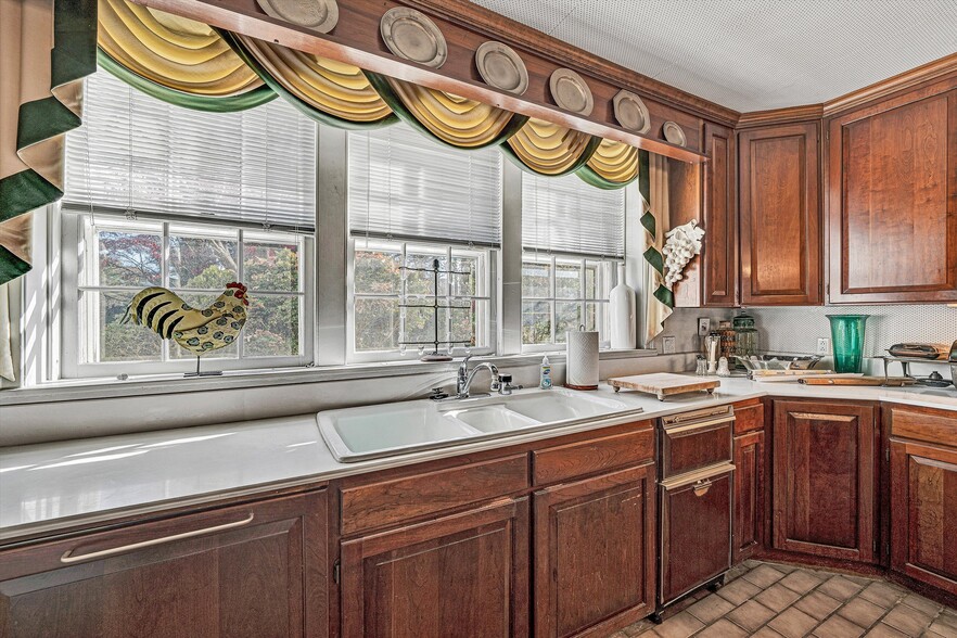 More Photos Of 934 Commander Dr, Roanoke Specialty For Sale